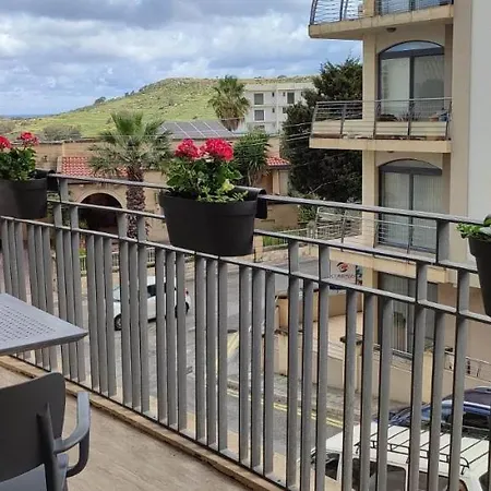 Bright Stylish Three Bedroom Walk To Center *