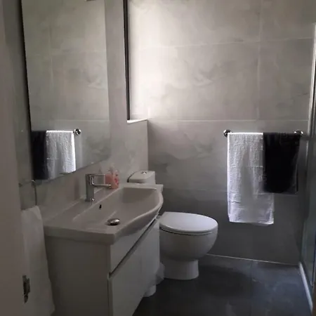 Bright Stylish Apartment Walk To Victoria Center *